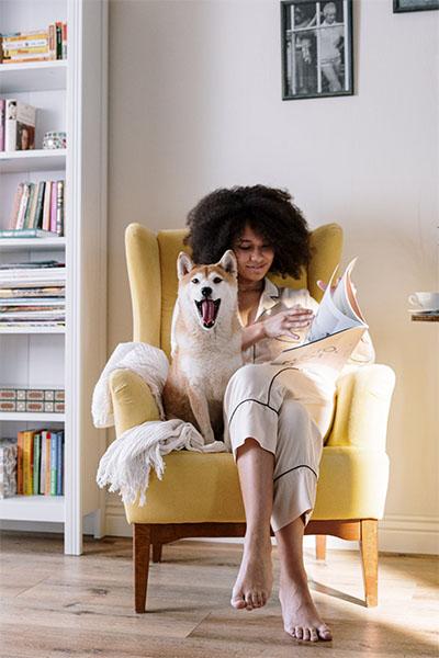 Rincon de lectura con sillon